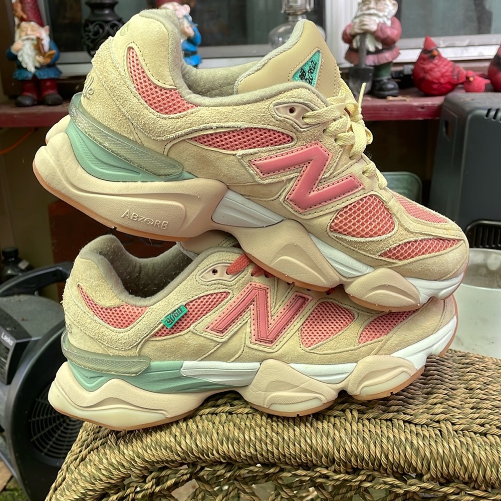 New balance 9060 tan, pink & teal accents size 8.5 (42) condition 7-8 out of 10